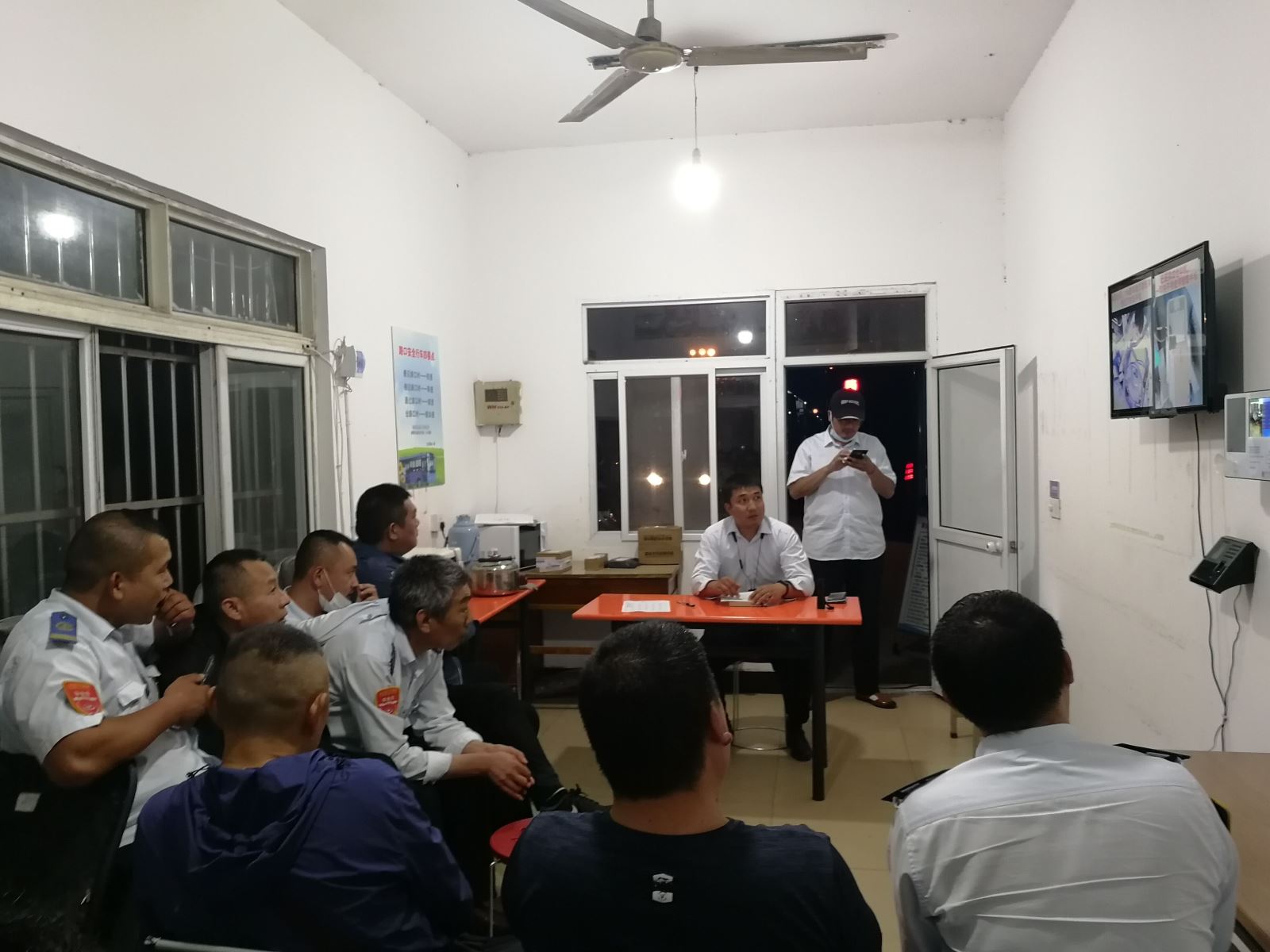 公交集團(tuán)公交事業(yè)一部召開關(guān)于貴州安順公交車墜入水庫(kù)事件駕駛員警示會(huì)議