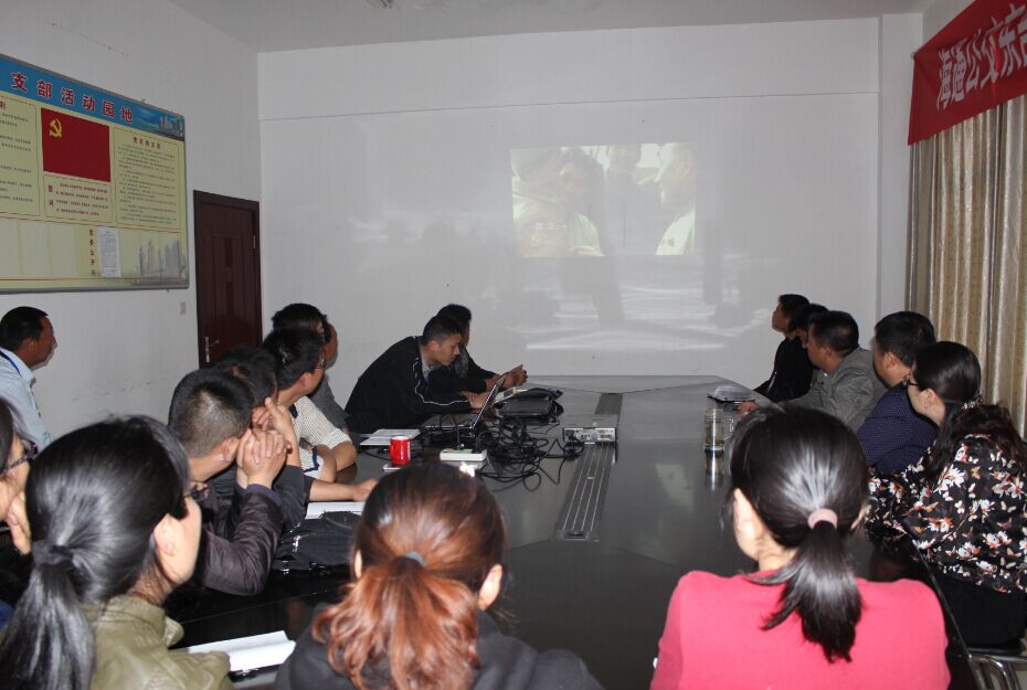 公交東部公司積極組織觀看專題片《逐夢(mèng)小康  小康新夢(mèng)》和《一位女村官的承諾》