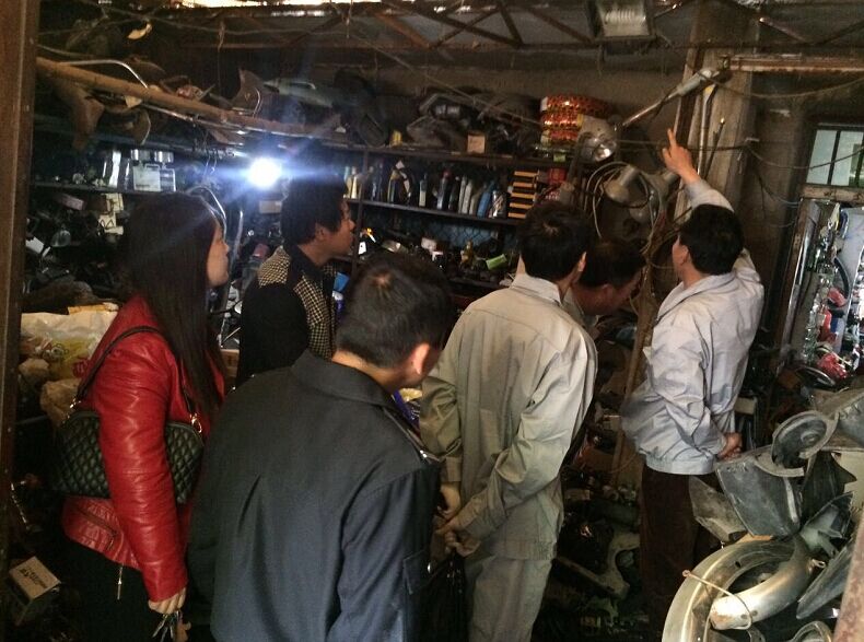 公交維修公司黨員干部協(xié)助社區(qū)開展街道“安檢、違章”治理活動(dòng)