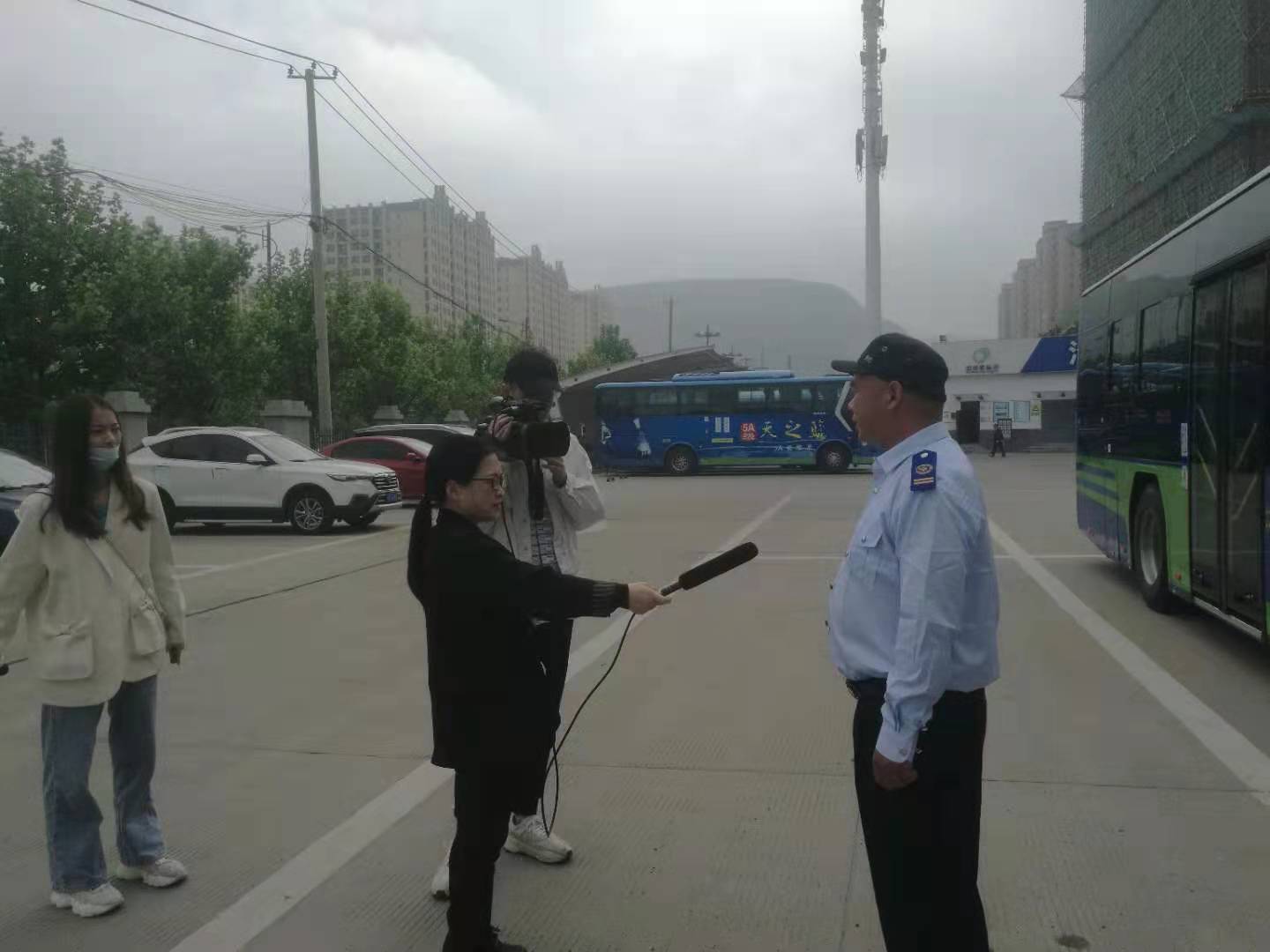 公交集團(tuán)公交事業(yè)一部3路駕駛員武傳超見義勇為，奮力滅火