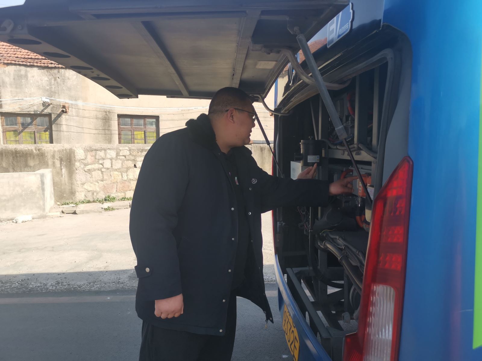 公交事業(yè)一部 開(kāi)展“五一”小長(zhǎng)假車輛機(jī)務(wù)專項(xiàng)檢查