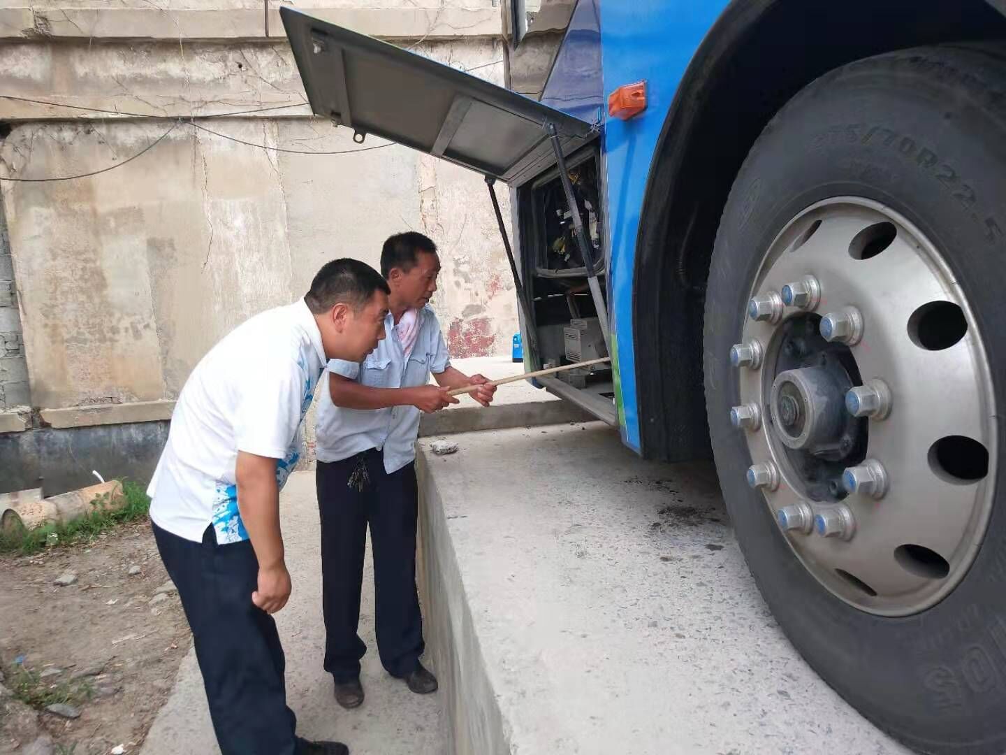 公交集團(tuán)公交事業(yè)一部開展?fàn)I運(yùn)車輛安全檢查