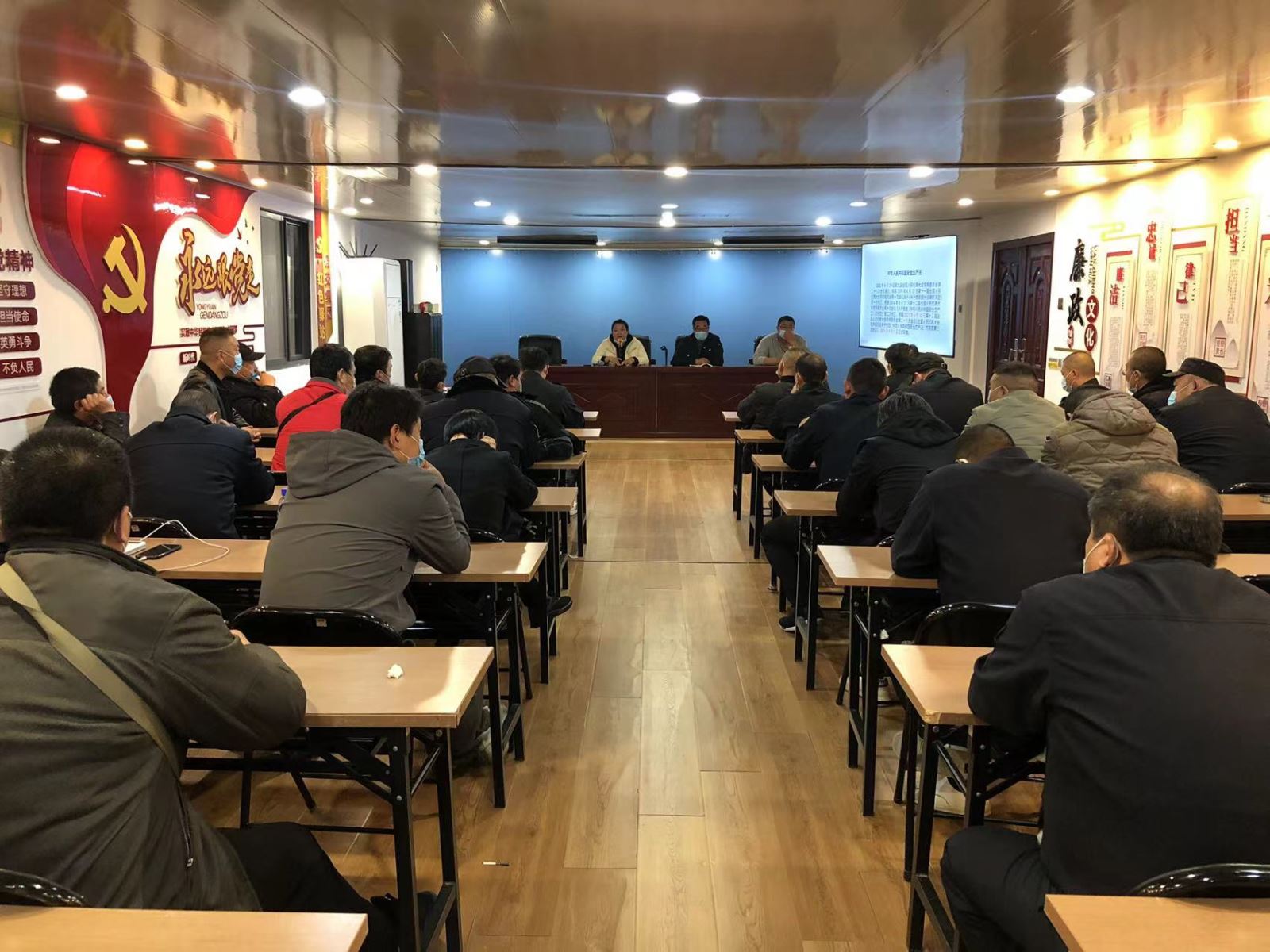 安全常抓常在——公交集團(tuán)公交事業(yè)一部組織召開安全教育培訓(xùn)會(huì)