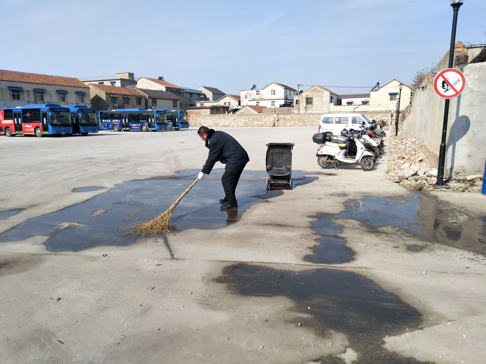 公交集團(tuán)公交事業(yè)一部積極開展創(chuàng)建衛(wèi)生城市活動