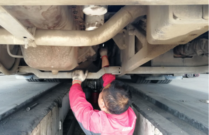 公交集團(tuán)快速公司開展車輛集中換油保養(yǎng)工作