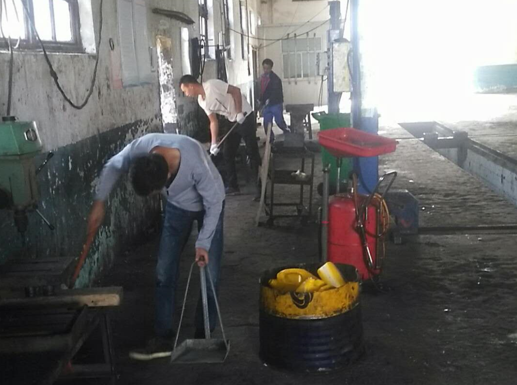 公交集團(tuán)汽服公司開展雙節(jié)前環(huán)境衛(wèi)生整治工作