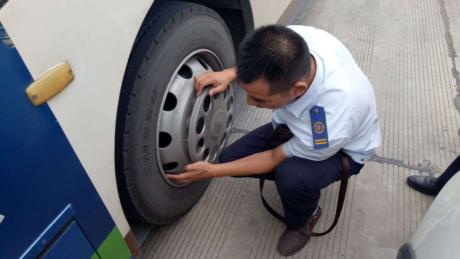 公交集團(tuán)海通公交公司開展車輛輪胎專項(xiàng)檢查