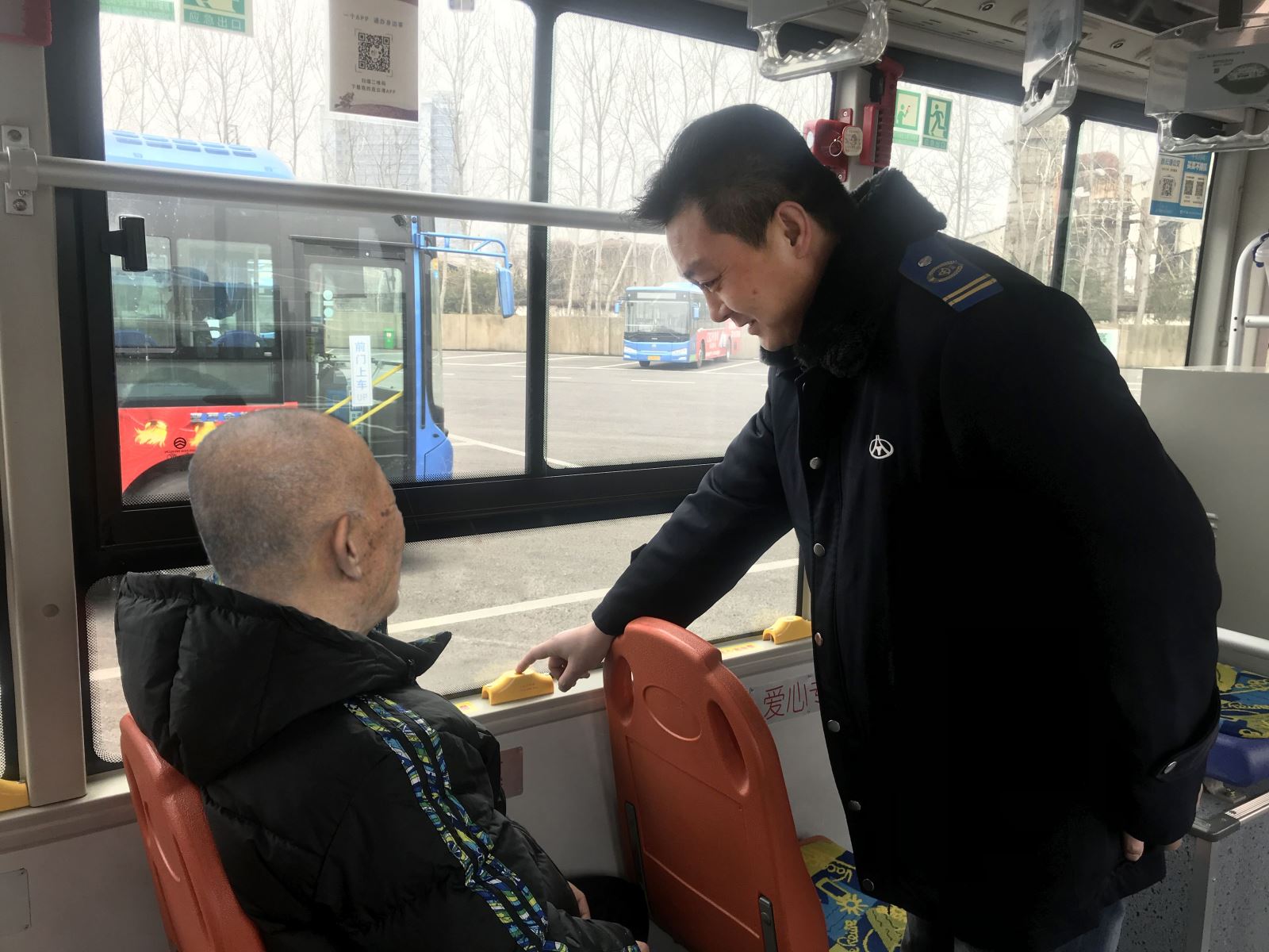 公交集團公交事業(yè)一部金點子方案“設置敬老愛心按鈴”落地生根見成效