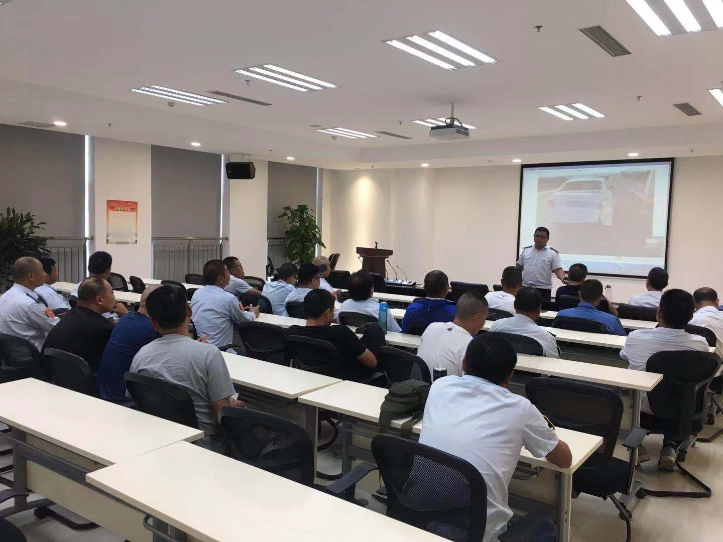 公交集團經(jīng)營發(fā)展事業(yè)部聯(lián)合盛虹石化推行“5321路口行車安全操作辦法”