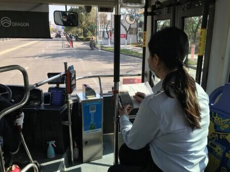 公交集團(tuán)公交事業(yè)一部組織人員進(jìn)車廂開展客流調(diào)研活動