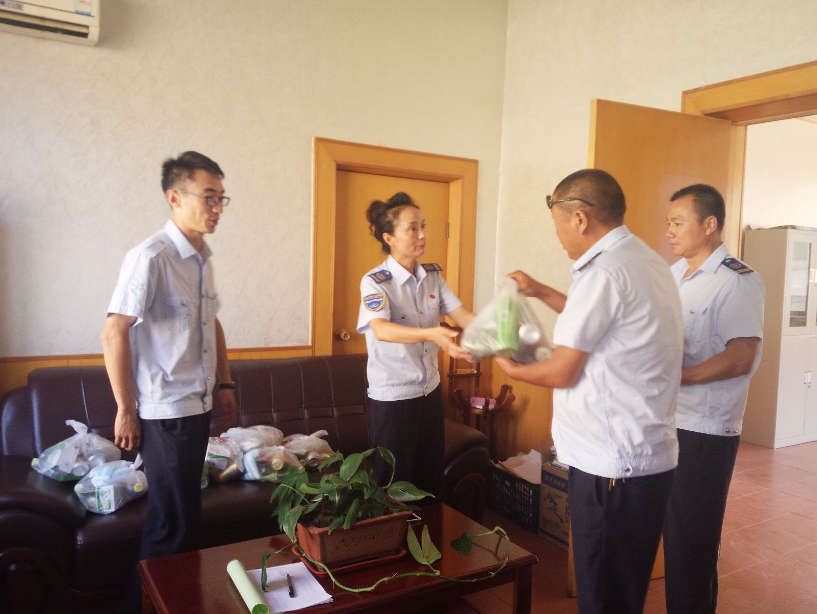 公交佳連公司開展夏季“送清涼”活動(dòng)