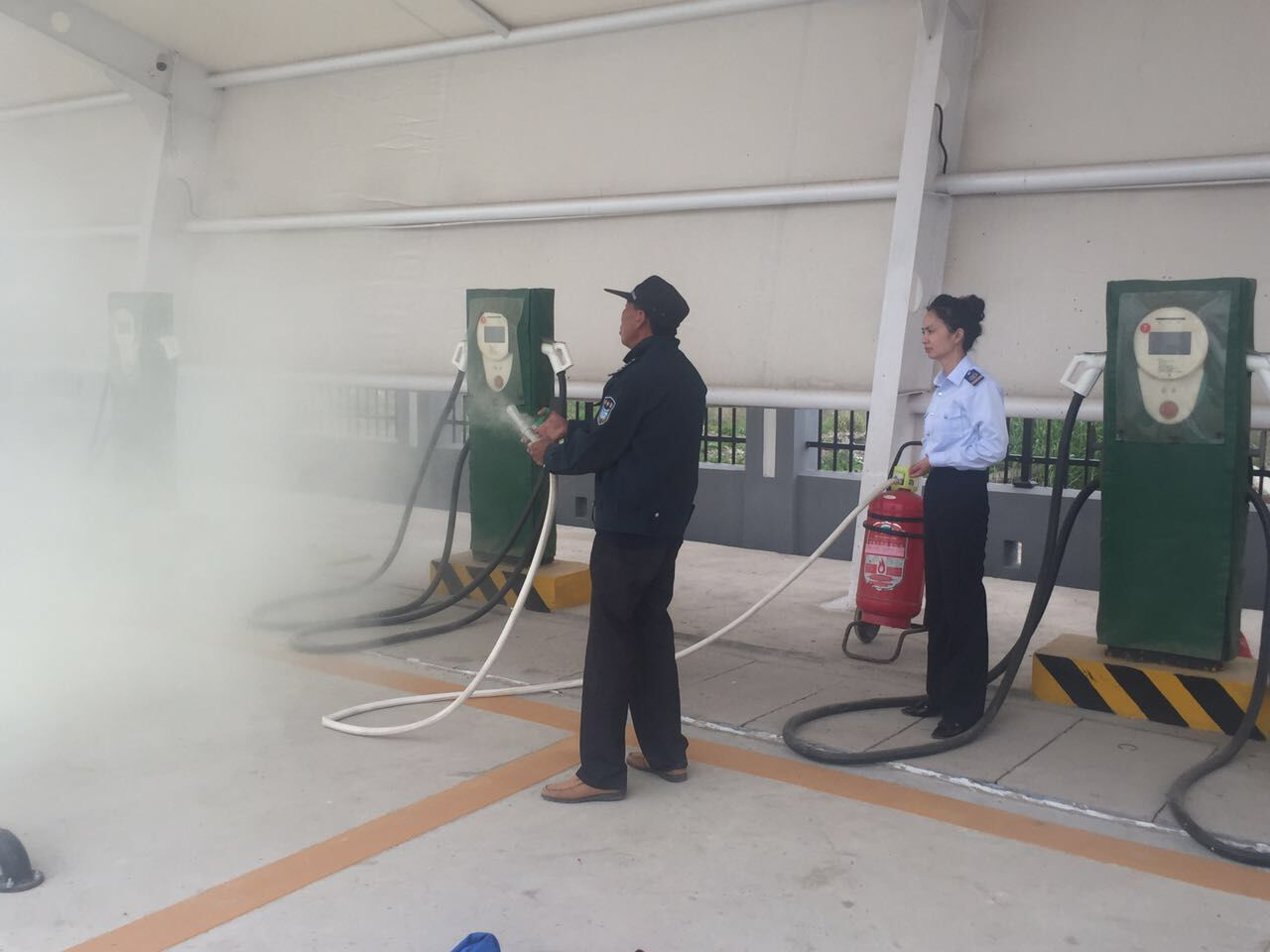 公交佳連公司未雨綢繆 做好夏季停車場車輛安全維護(hù)工作