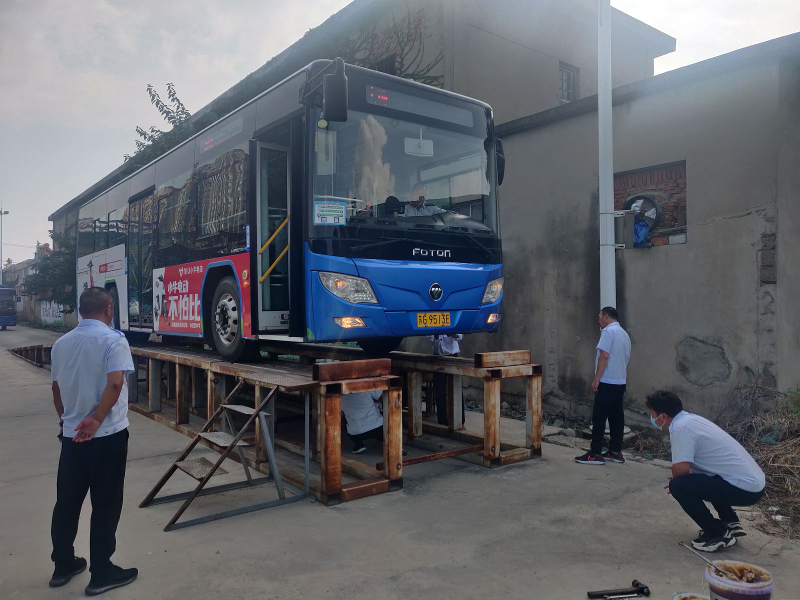 公交集團(tuán)公交事業(yè)一部開展“雙節(jié)”前車輛檢查保障安全運(yùn)營