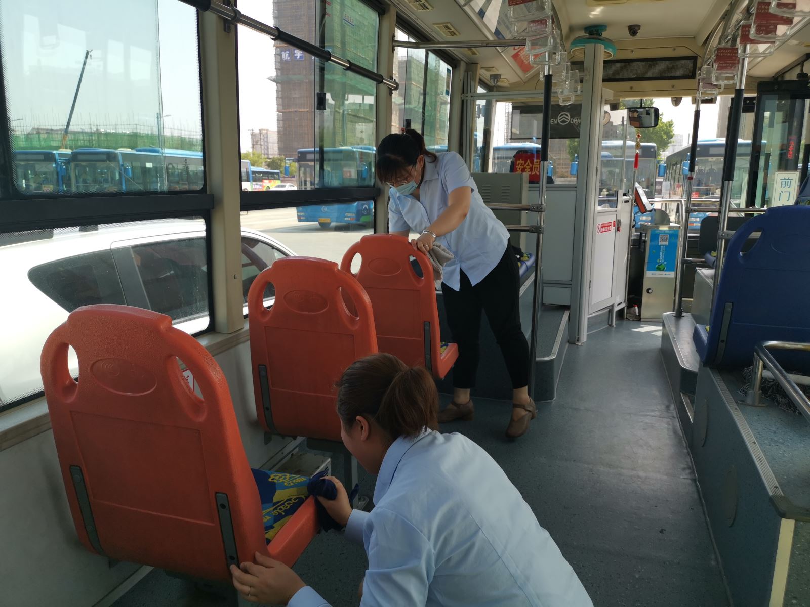 公交集團(tuán)公交事業(yè)一部清洗車(chē)廂座位 助力創(chuàng)文