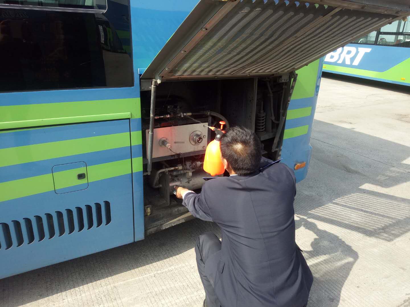 公交集團(tuán)快速公司西城分公司開展天然氣車輛氣瓶檢查工作