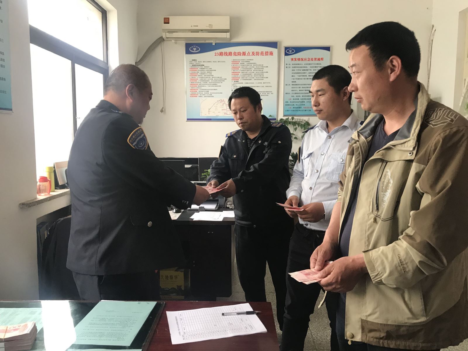 公交集團(tuán)公交事業(yè)一部為駕駛員發(fā)放安全獎勵(lì)金