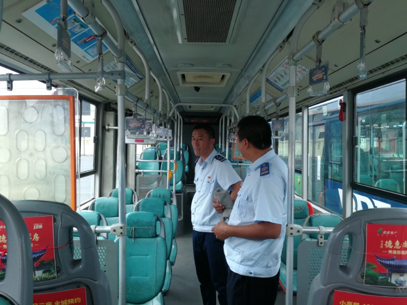 公交集團(tuán)快速公交做好創(chuàng)文宣傳工作