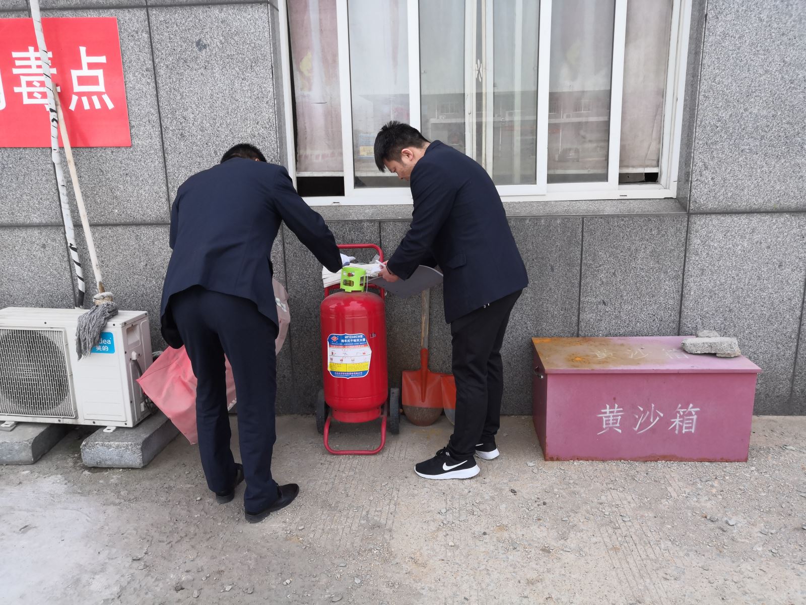 公交集團(tuán)公交事業(yè)二部開展“五一”節(jié)前安全生產(chǎn)專項(xiàng)大檢查