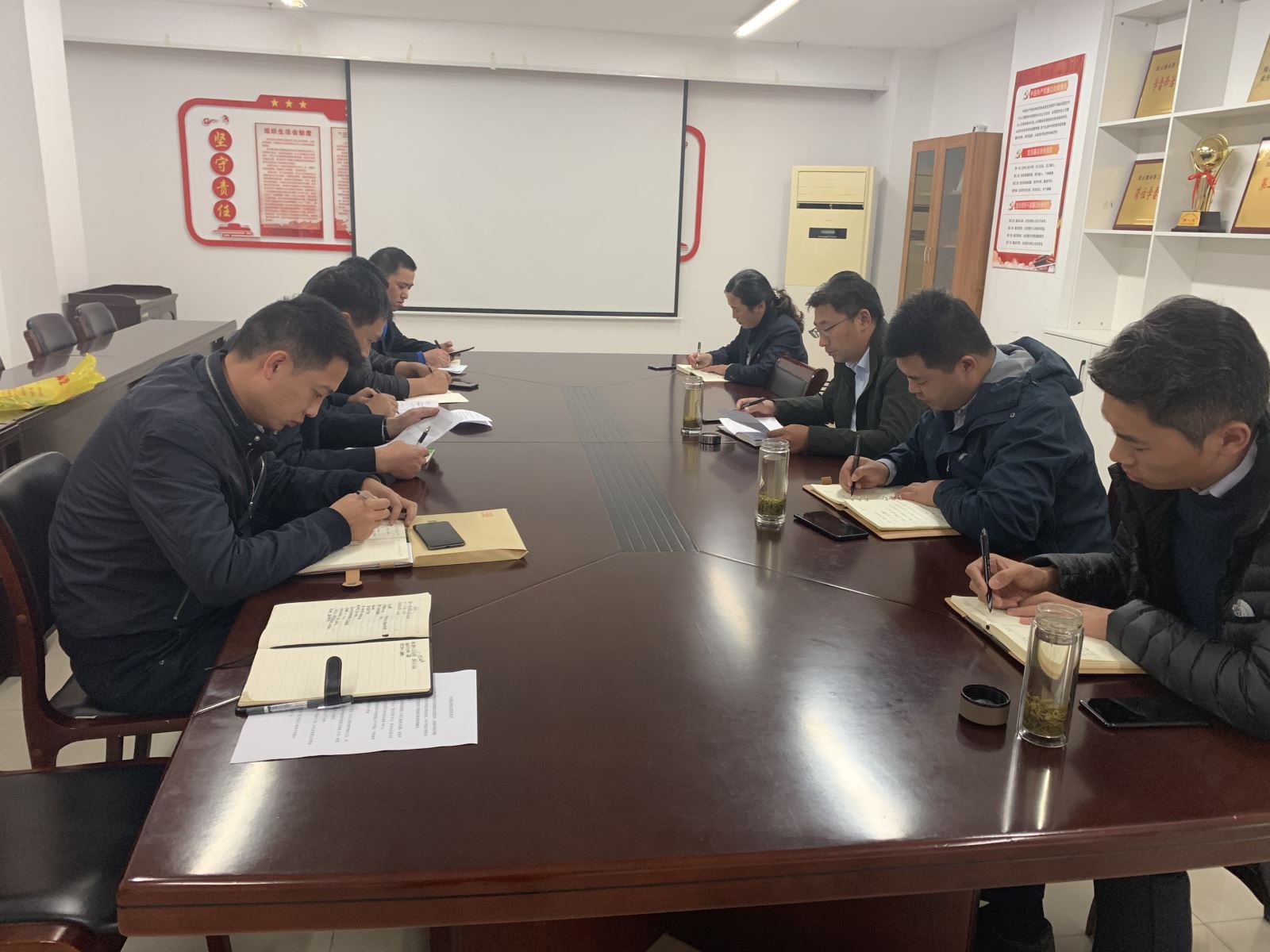 快速公交召開正班正點(diǎn)率提升專項(xiàng)會議