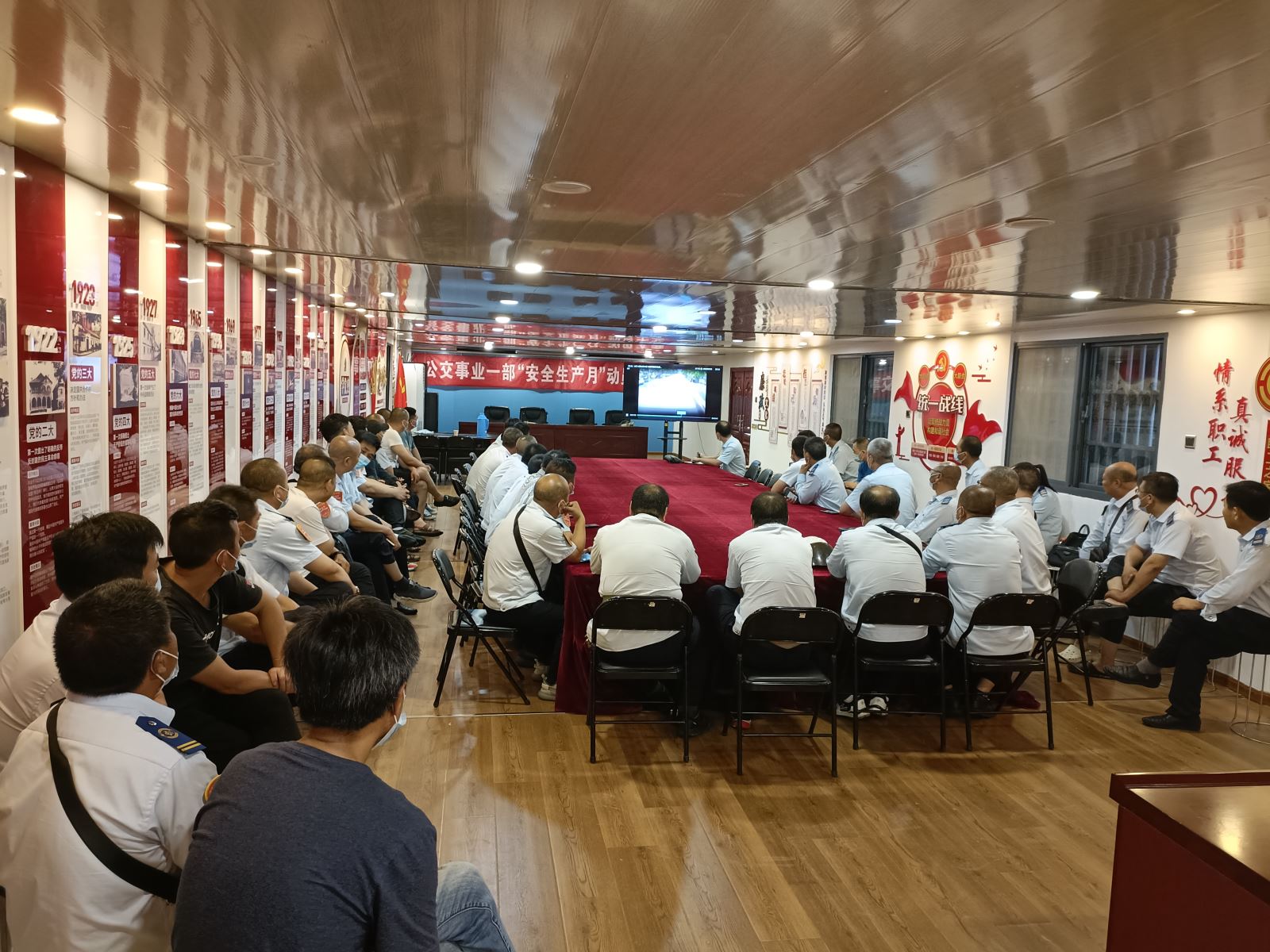 公交集團(tuán)公交事業(yè)一部開(kāi)展夏季涉水培訓(xùn) 筑牢安全防線