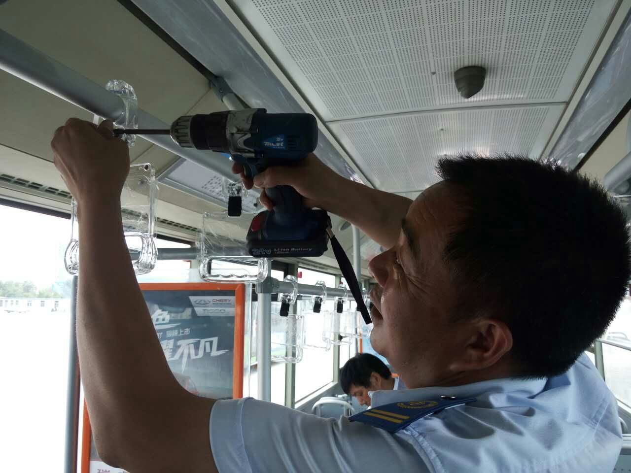 公交快速公司完成18米車?yán)指鼡Q工作 車隊(duì)加班加點(diǎn)助推創(chuàng)文