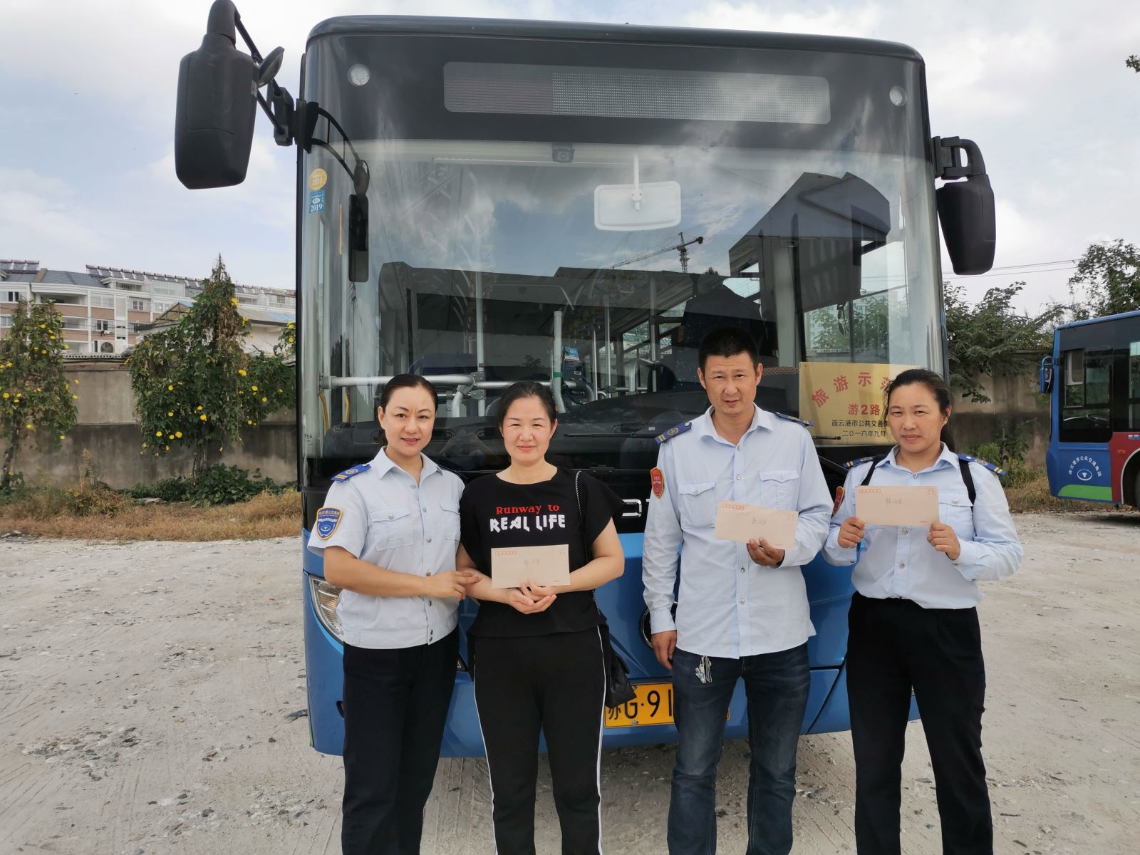 中秋節(jié) 公交集團(tuán)慰問(wèn)特困職工暖人心