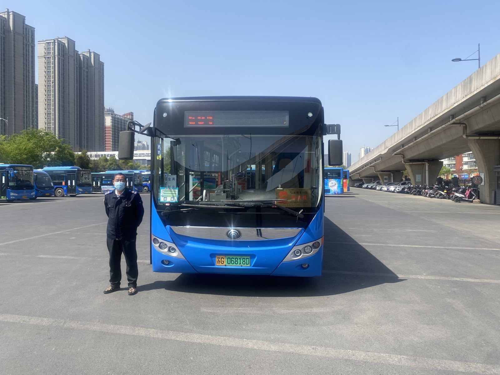 公交集團公交事業(yè)二部601路駕駛員李傳新及時歸還乘客丟失的包受表揚