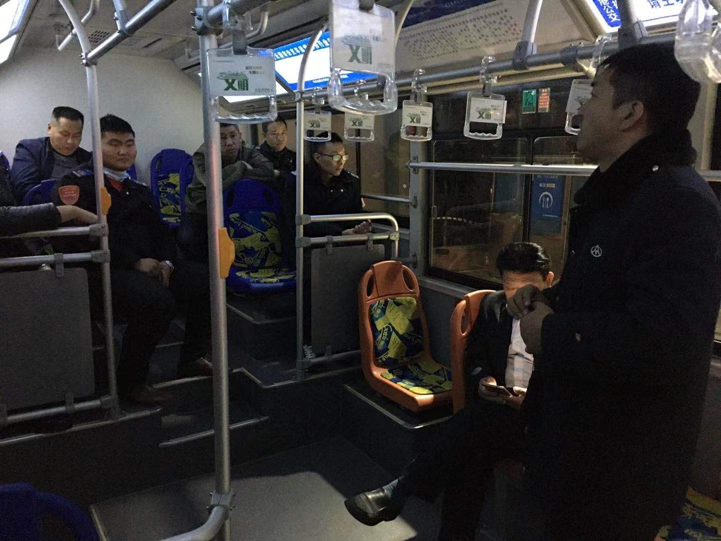 公交集團(tuán)公交事業(yè)一部組織重點(diǎn)駕駛員開展冬季行車安全教育培訓(xùn)