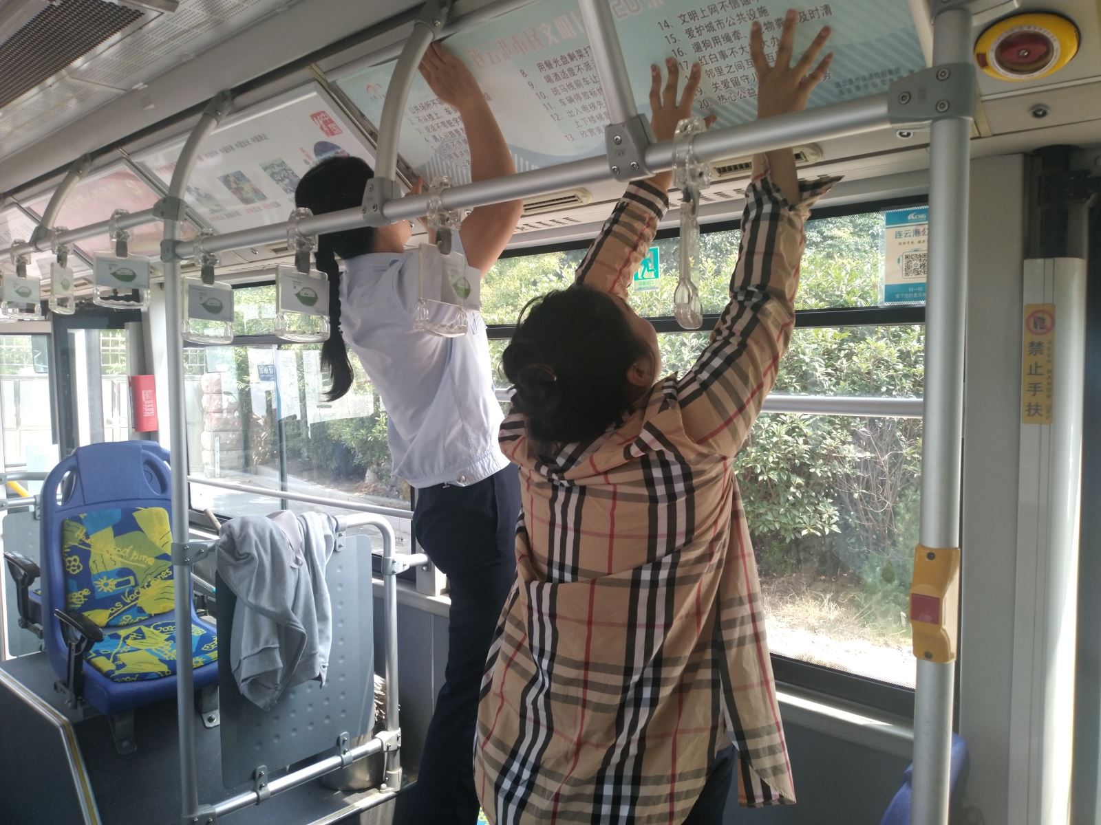 公交集團(tuán)公交事業(yè)一部更換創(chuàng)文標(biāo)識(shí)標(biāo)貼，助力港城創(chuàng)文建設(shè)