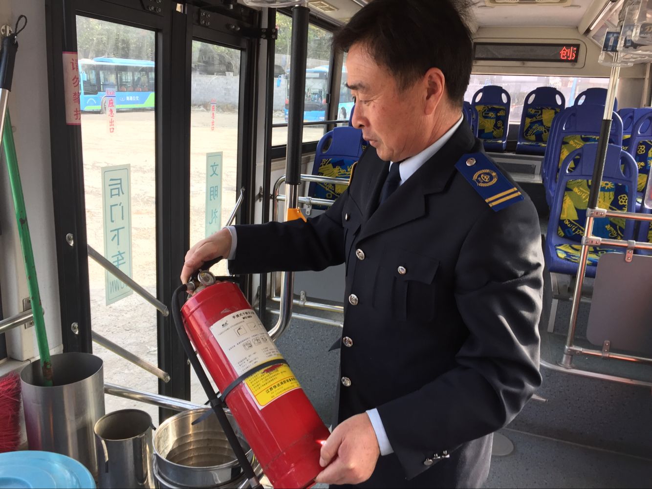 公交集團海州公司車隊開展車輛衛(wèi)生檢查