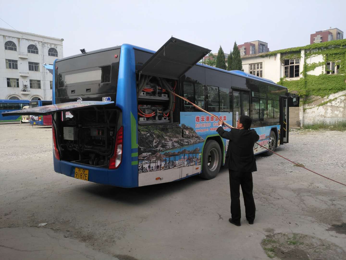 公交集團(tuán)公交事業(yè)一部積極落實(shí)楊、柳絮清理工作