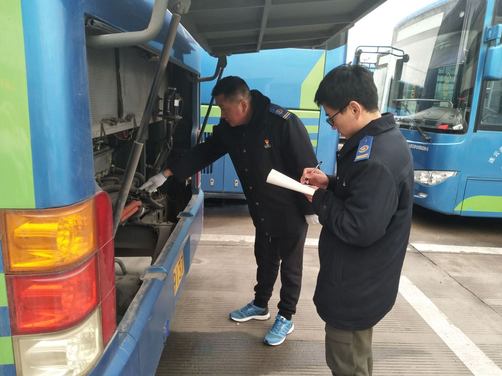 公交集團(tuán)機(jī)務(wù)技術(shù)事業(yè)部開(kāi)展春節(jié)期間車(chē)輛安全衛(wèi)生檢查工作