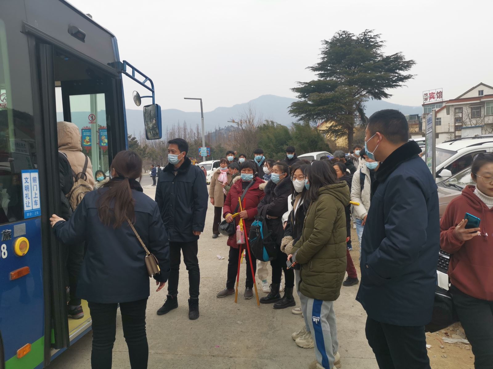 公交集團快速公交事業(yè)部多措并舉 有序疏導花果山景區(qū)客流