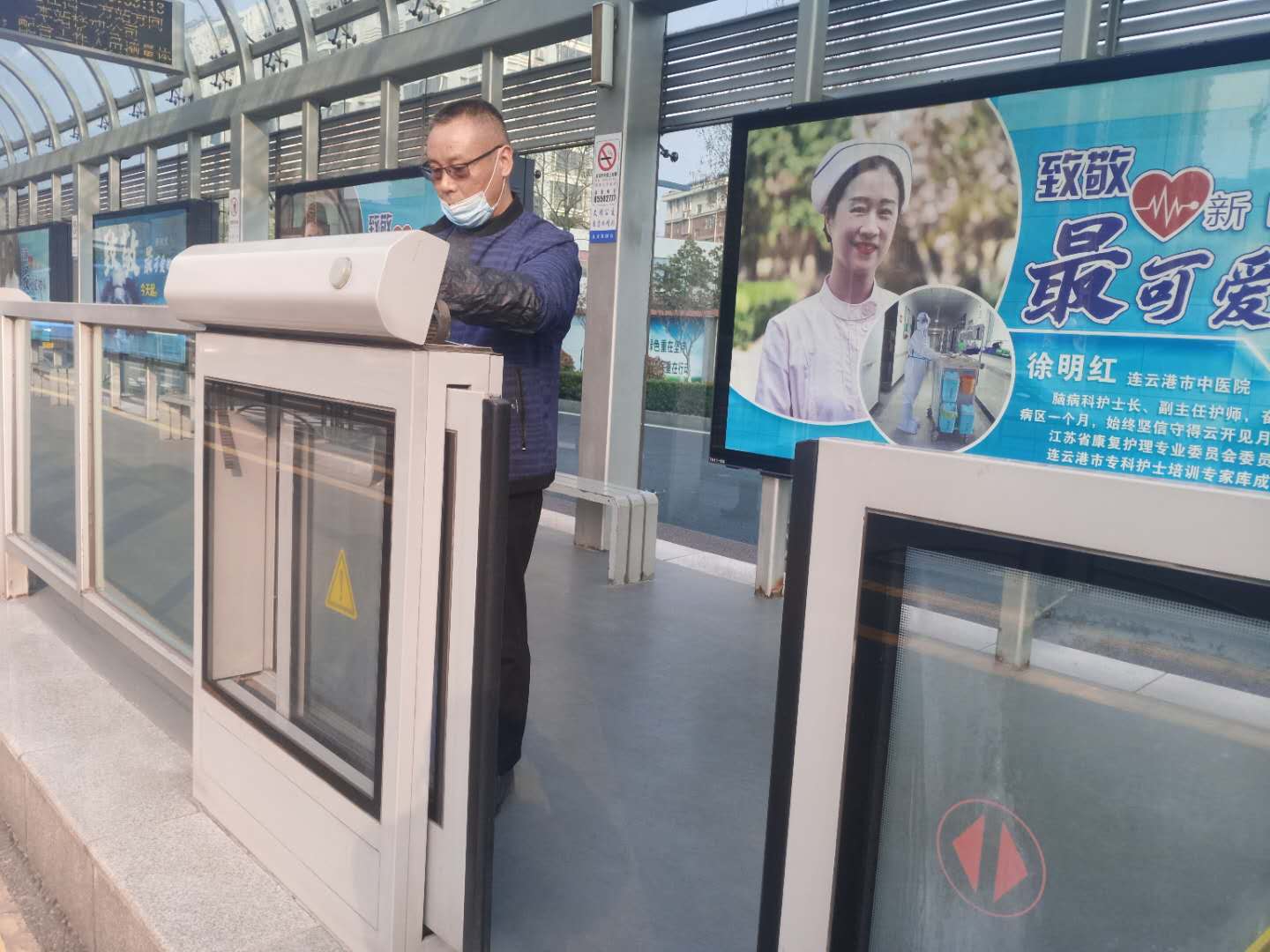 快速公交事業(yè)部對站臺設(shè)施設(shè)備進(jìn)行檢修