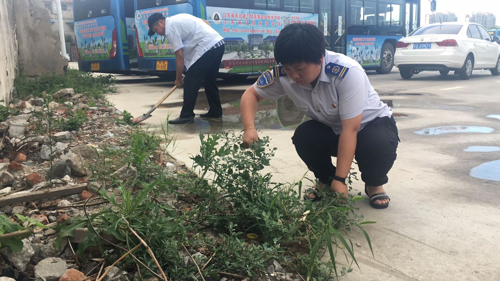 公交集團公交事業(yè)一部持續(xù)開展站場衛(wèi)生清潔行動