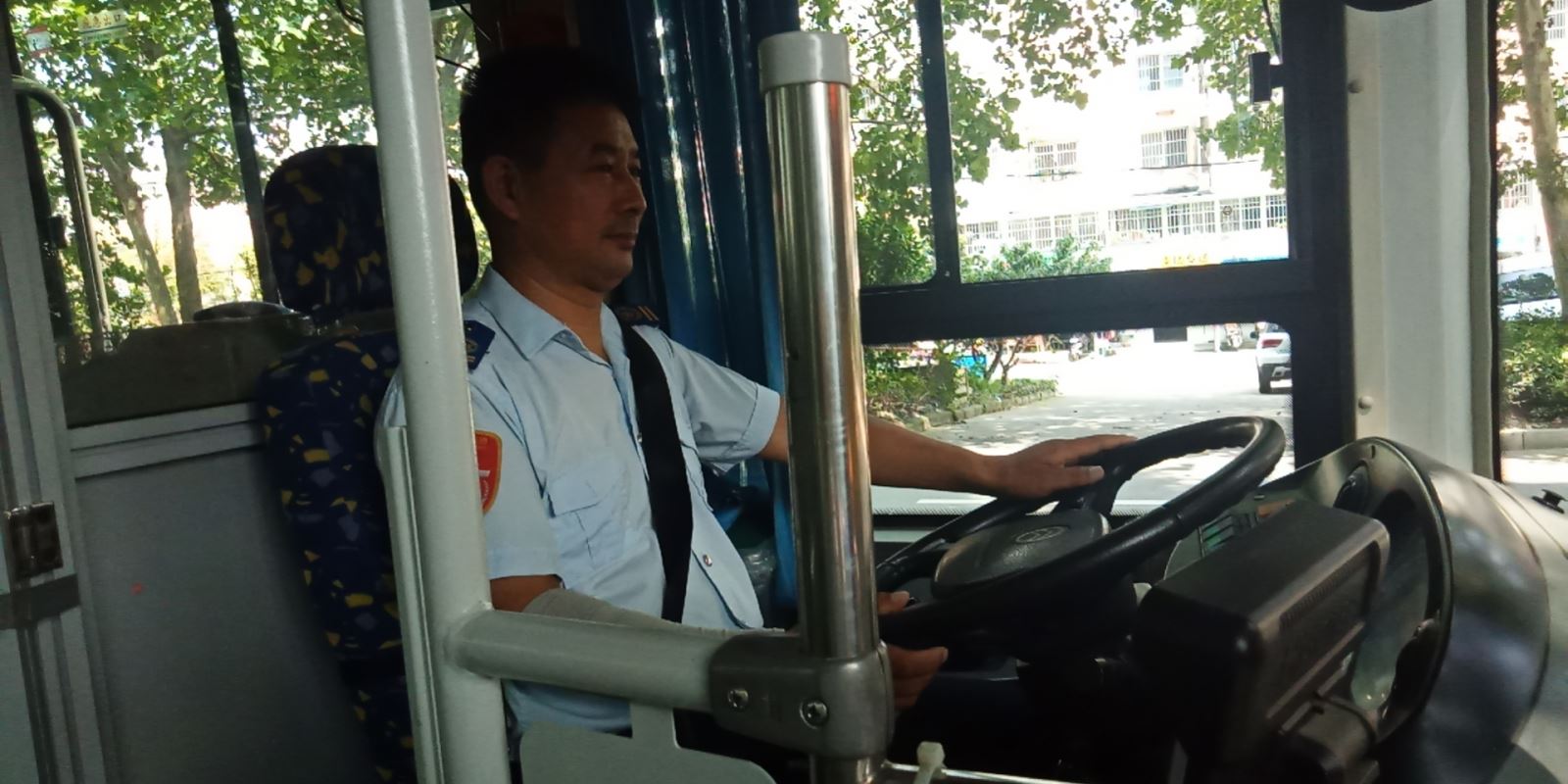 公交集團(tuán)公交事業(yè)一部駕駛員韓中權(quán)及時(shí)歸還乘客失物受贊揚(yáng)
