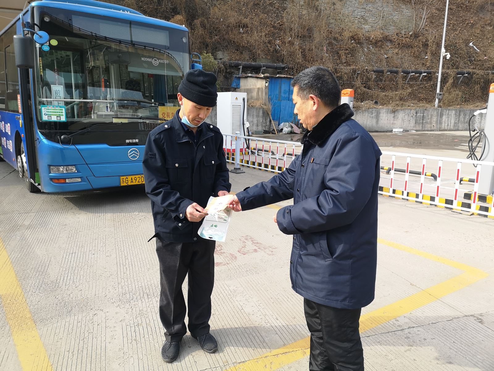 公交集團(tuán)公交事業(yè)二部開展春節(jié)走訪慰問困難黨員活動