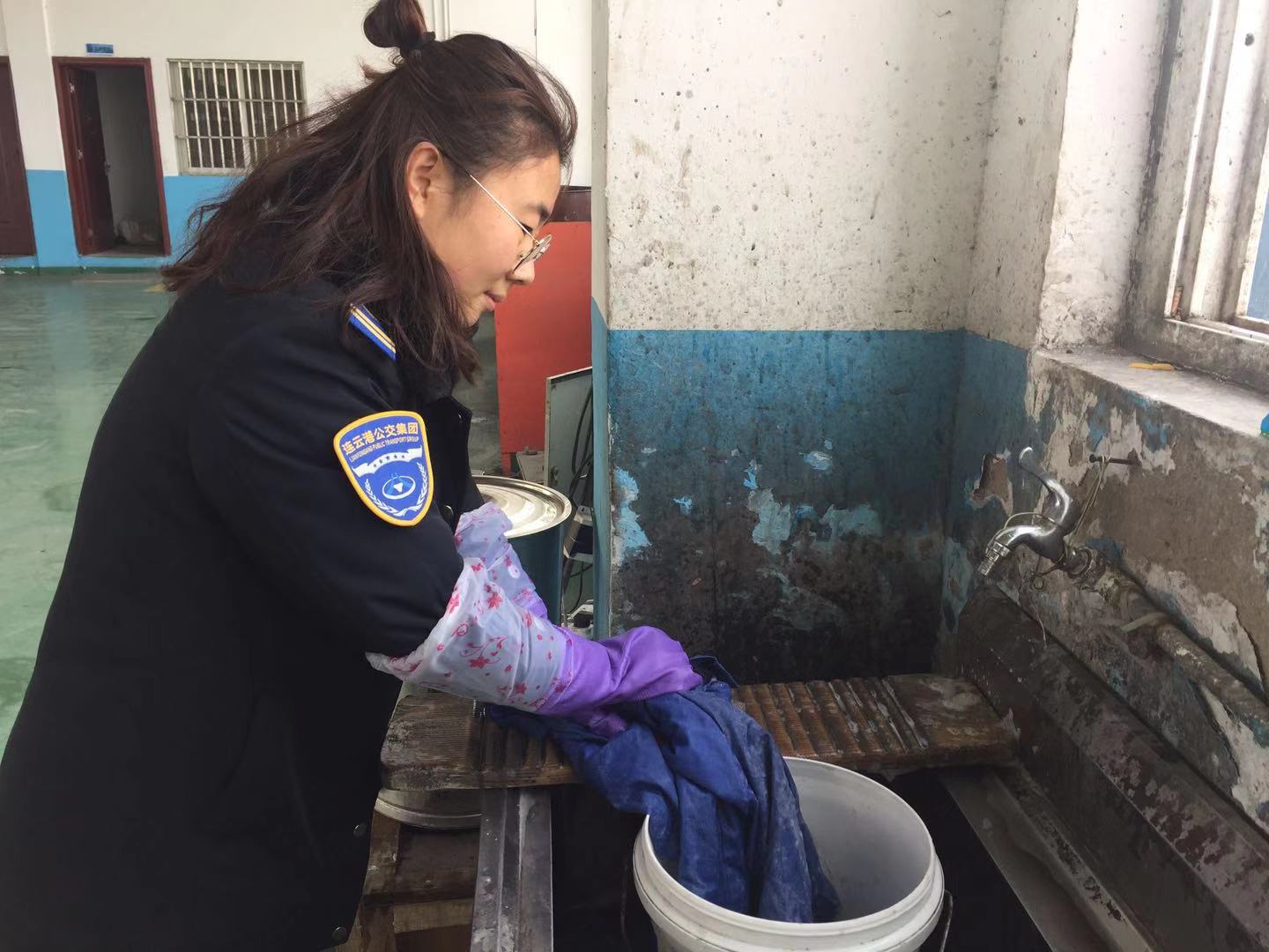 公交集團(tuán)機(jī)務(wù)技術(shù)事業(yè)部開(kāi)展學(xué)雷鋒關(guān)愛(ài)活動(dòng)