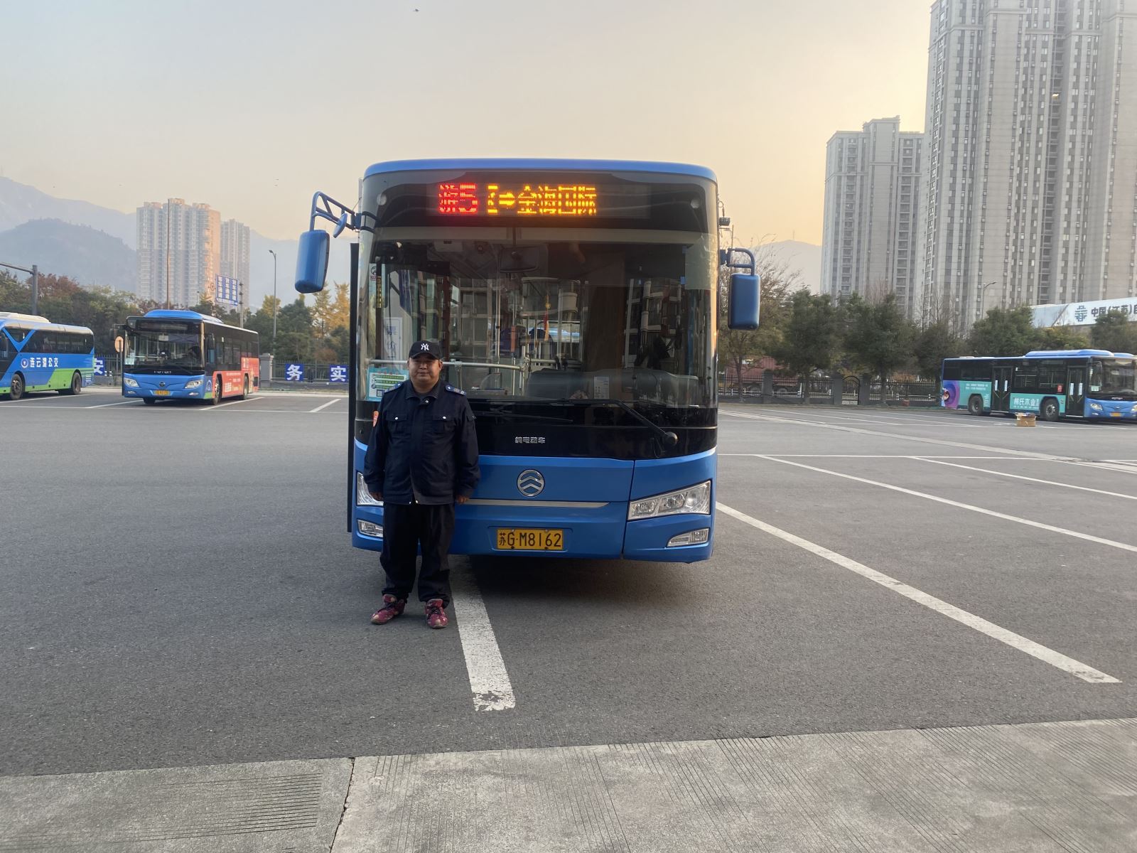 公交集團(tuán)公交事業(yè)二部游5路駕駛員楊超及時(shí)歸還乘客丟失的手機(jī)