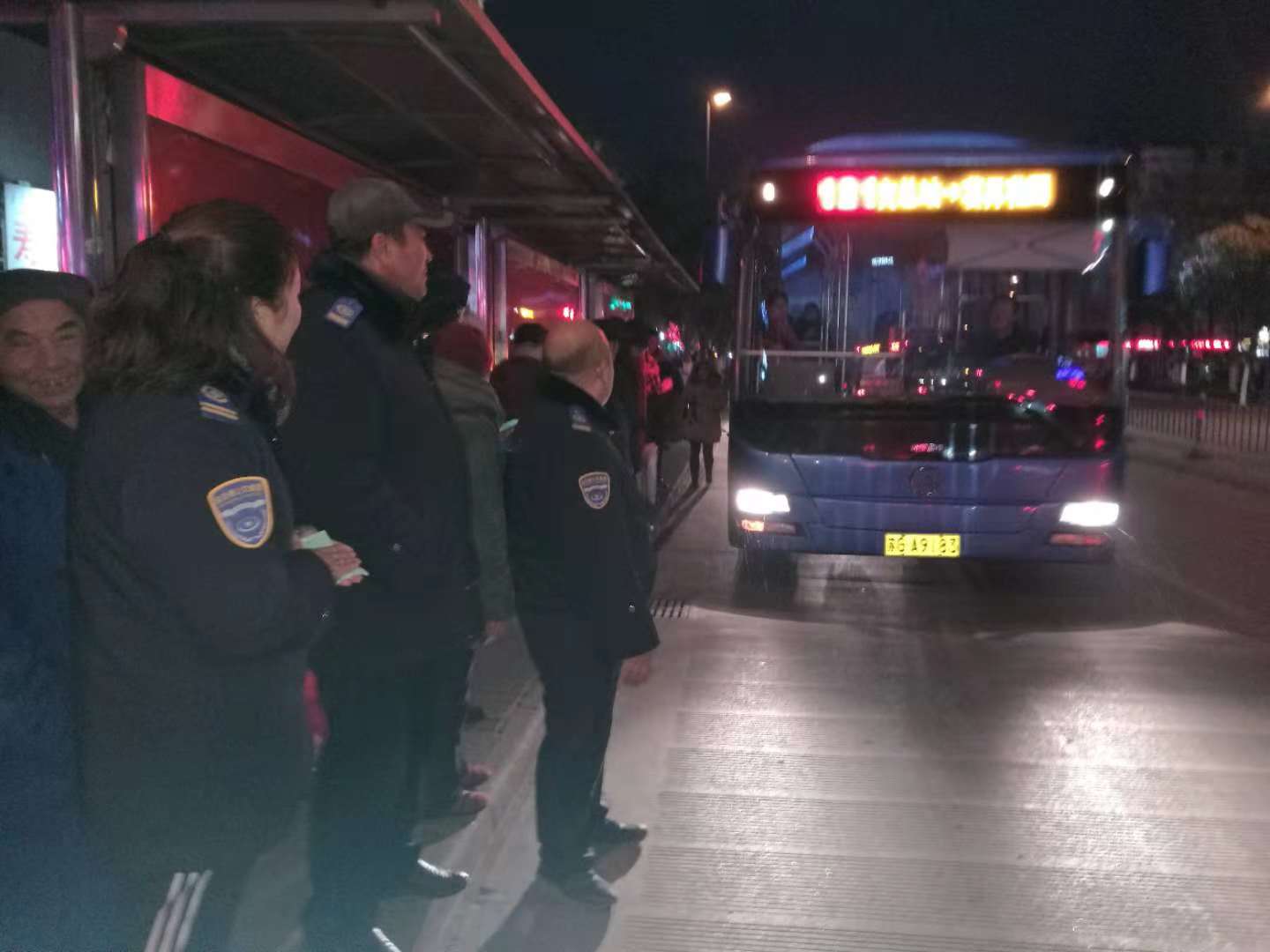 公交集團權(quán)屬單位積極開展創(chuàng)文志愿服務(wù)活動