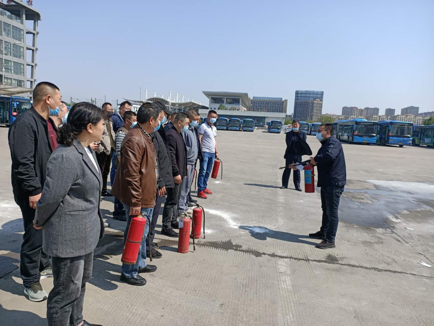 快速公交事業(yè)部東城分公司開展駕駛員消防滅火實(shí)戰(zhàn)演練，全力保障乘客出行安全