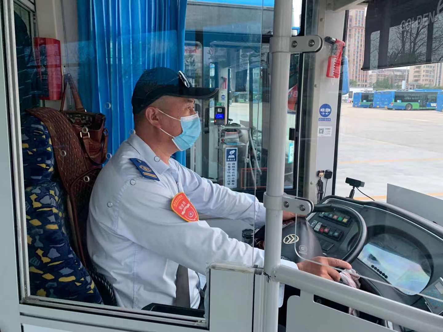 公交集團(tuán)公交事業(yè)一部15路駕駛員周全西拾金不昧受表?yè)P(yáng)