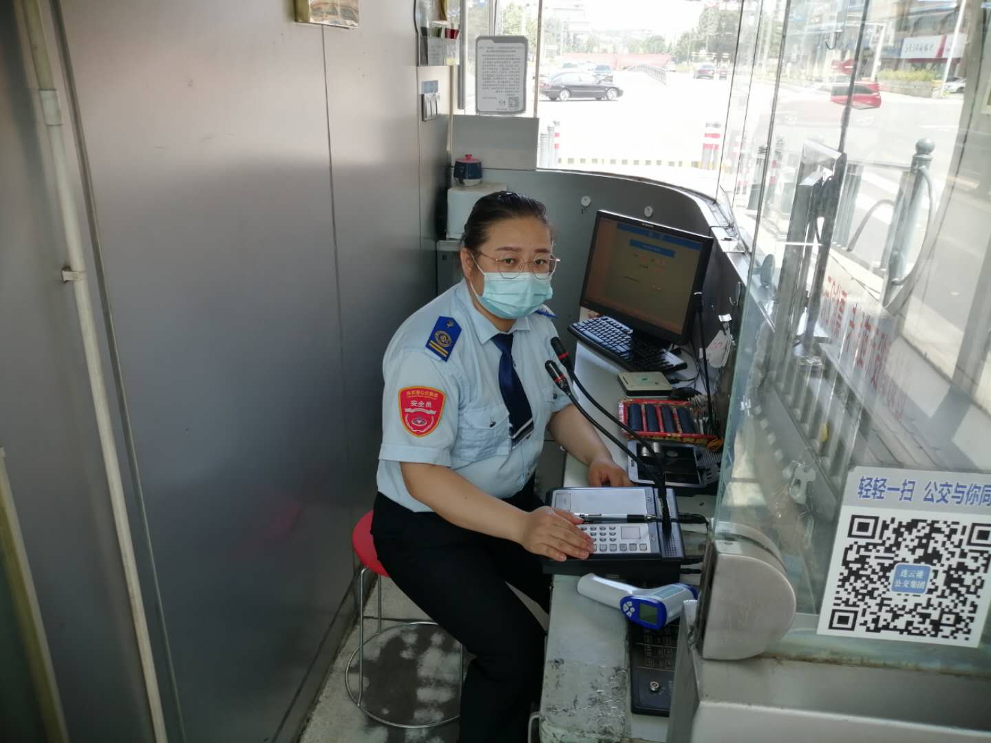 快速公交事業(yè)部站務(wù)員撿到雨傘歸還乘客獲感謝