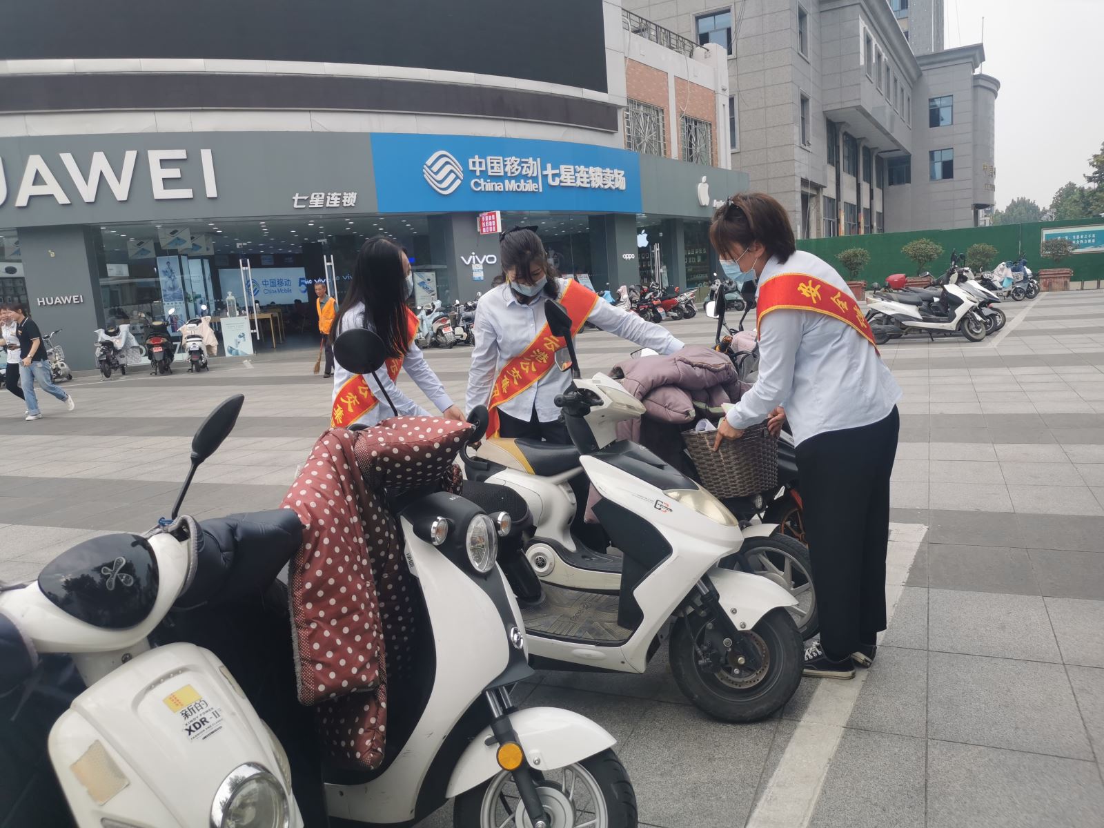 公交集團(tuán)開展公交進(jìn)社區(qū)義務(wù)服務(wù)活動(dòng)