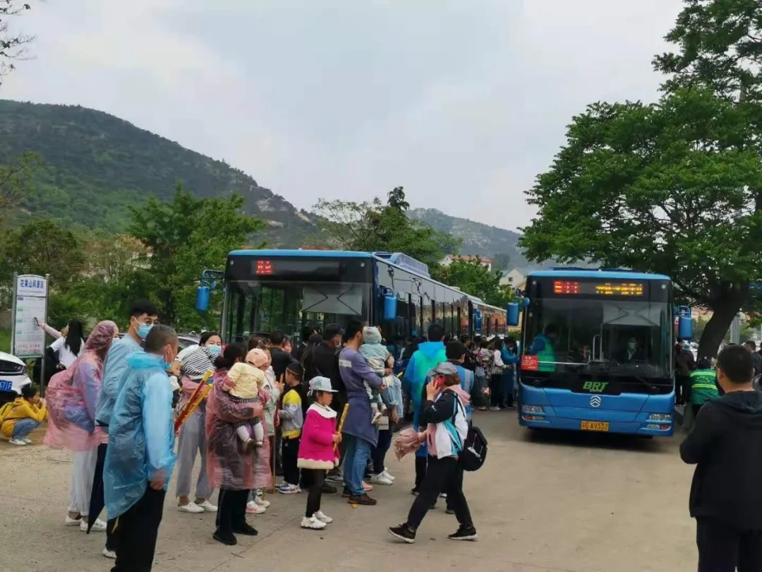 公交集團快速公交事業(yè)部加大運力投放，保障市民出行