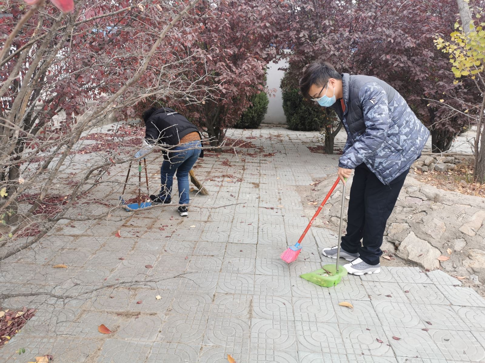公交集團(tuán)公交事業(yè)二部開展場站衛(wèi)生大掃除活動