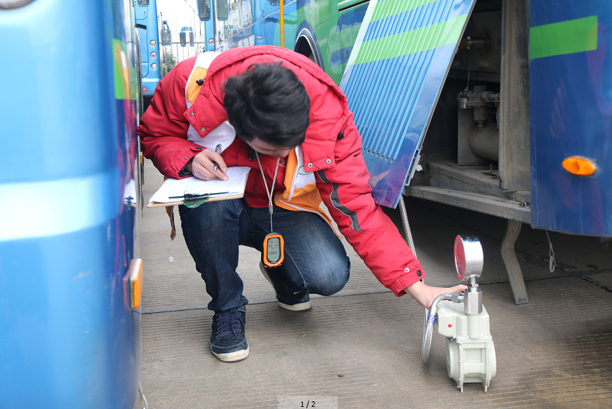 公交快速公司開(kāi)展天然氣公交車(chē)氣瓶安全檢測(cè)
