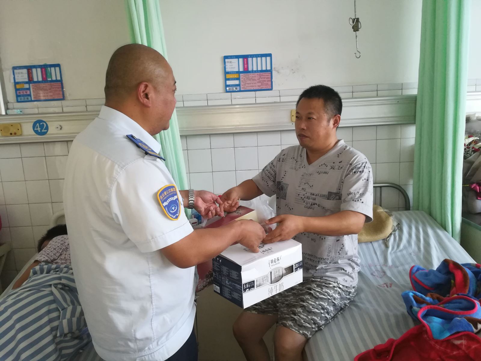 公交集團(tuán)海通公交公司慰問住院駕駛員暖人心