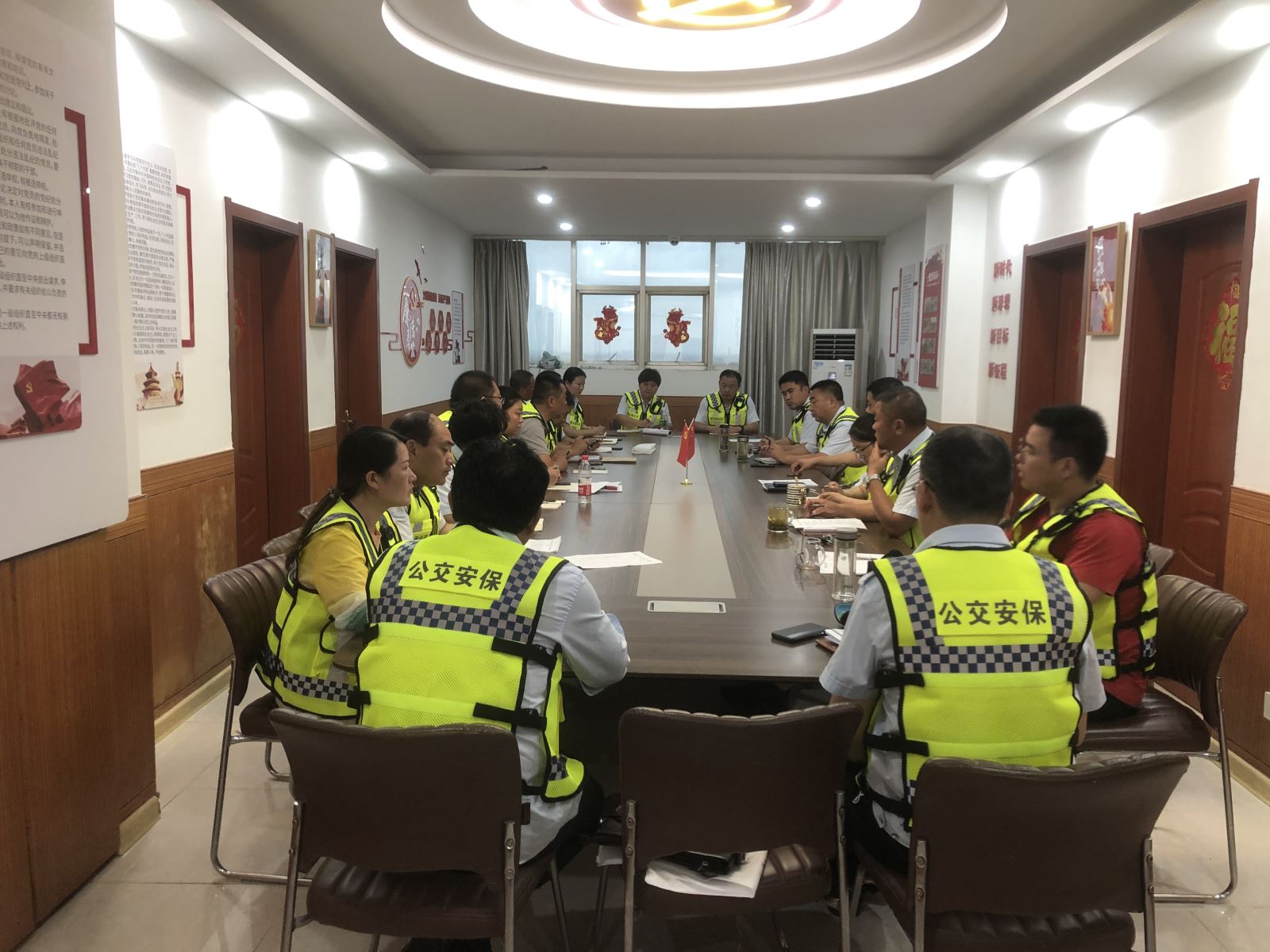 公交集團(tuán)公交事業(yè)一部連夜召開疫情防控工作會(huì)議