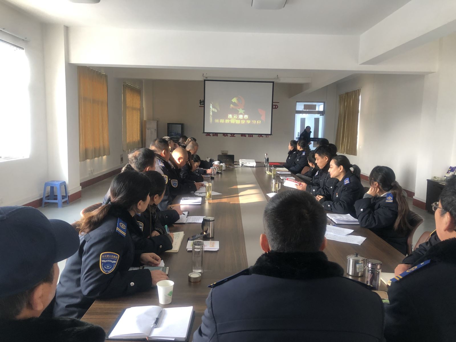 公交集團公交事業(yè)一部、公交事業(yè)二部組織觀看專題片《必由之路》